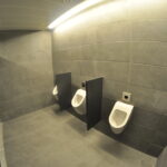 Przegroda pisuarowa – klucz do zapewnienia intymności w męskiej toalecie