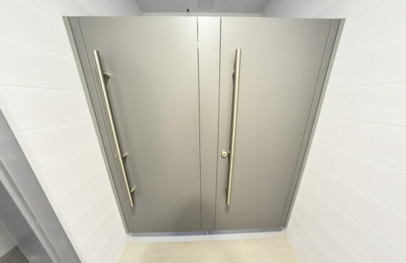 Kabiny systemowe WC z płyty HPL z drzwiami z okuciami i uchwytami ze stali nierdzewnej
