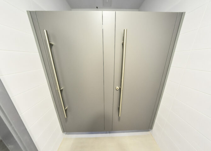 Kabiny systemowe WC z płyty HPL z drzwiami z okuciami i uchwytami ze stali nierdzewnej