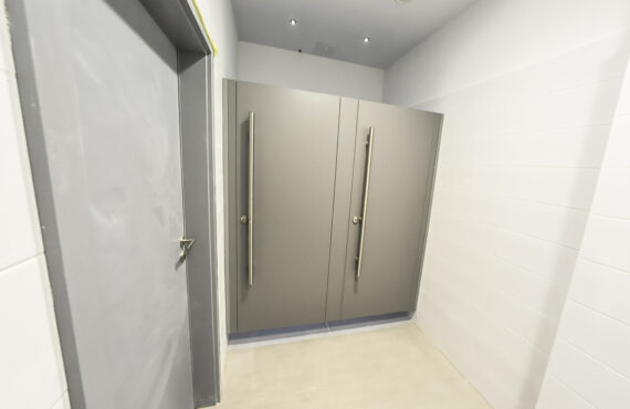 Kabiny systemowe WC z płyty HPL z drzwiami z okuciami i uchwytami ze stali nierdzewnej