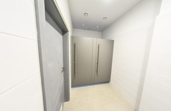 Kabiny systemowe WC z płyty HPL z drzwiami z okuciami i uchwytami ze stali nierdzewnej