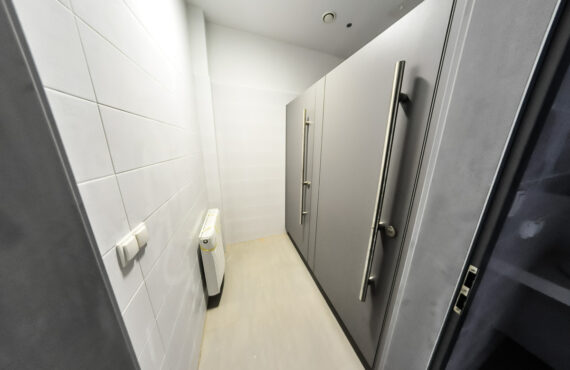 Kabiny systemowe WC z płyty HPL z drzwiami z okuciami i uchwytami ze stali nierdzewnej