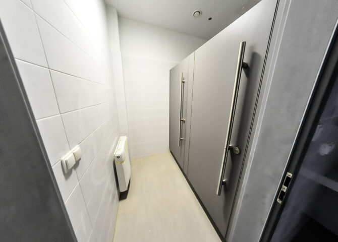 Kabiny systemowe WC z płyty HPL z drzwiami z okuciami i uchwytami ze stali nierdzewnej