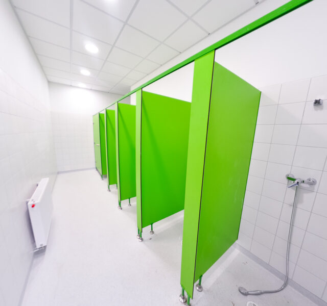 Parawany prysznicowe z płyty HPL