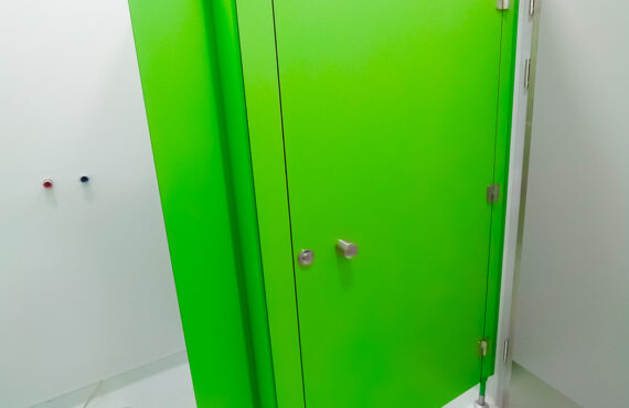 Kabina systemowa WC z płyty HPL z drzwiami z okuciami ze stali nierdzewnej