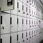 Jak dobrać odpowiednie szafki do szatni?